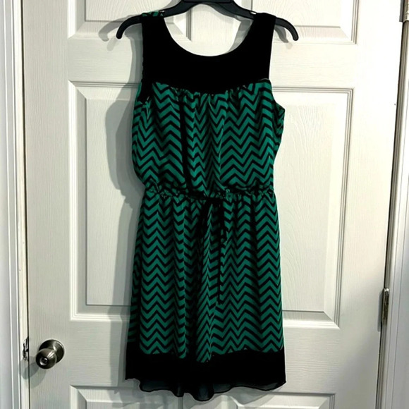 Enfocus Studio Women's Size 10 Dress Green Black Chevron Print Chiffon Lined - Picture 1 of 10